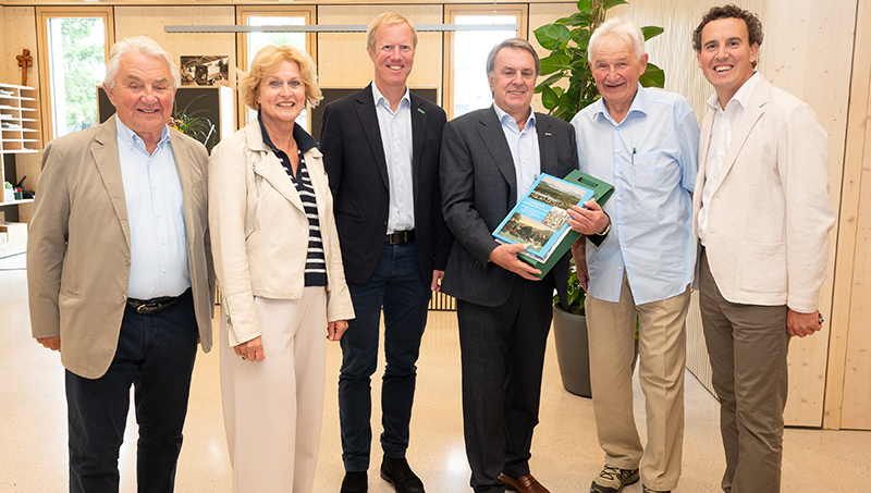 Foto (v.l.): KR Julius Kiennast, WKNÖ-Bezirksstellenobfrau Margarete Jarmer (Horn), Geschäftsführer Mag. Julius Kiennast, WKNÖ-Präsident Wolfgang Ecker, Raimund Kiennast und Geschäftsführer Mag. (FH) Alexander Kiennast; Copyright: Foto Andraschek